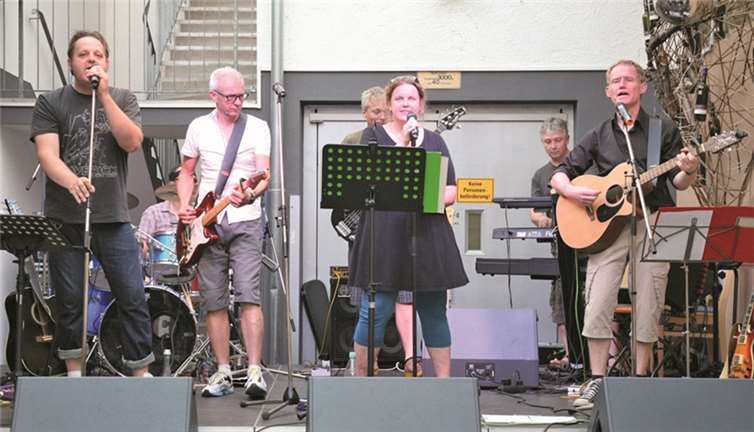 Die Band „Erzeugerabfüllung“ sorgte für beste Stimmung in Dernau. StF