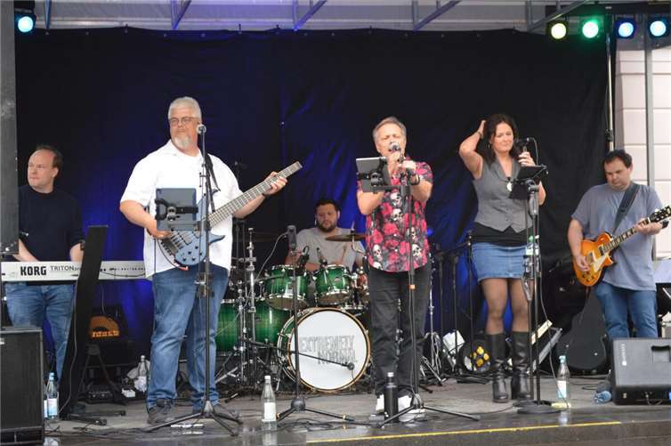 Die Band „Extremely Normal“ sorgte mit Rock- und Popsongs der 80er und 90er für beste Unterhaltung. Fotos: AB