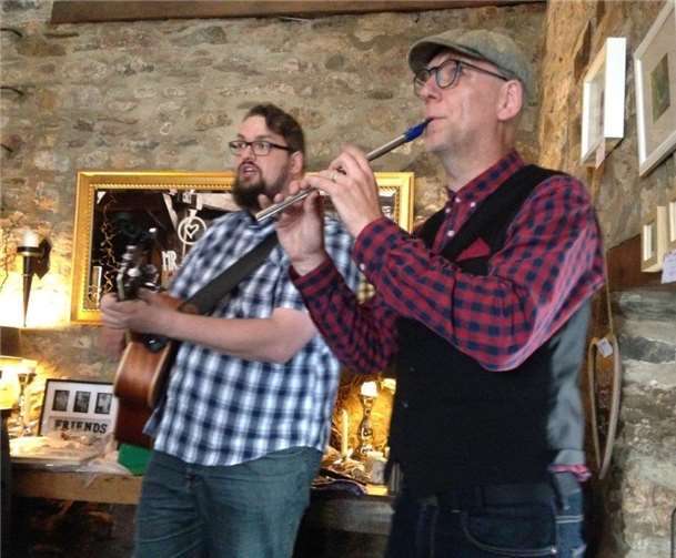 Die Band „Father Jack“ spielen in der Scheune am Buttermarkt.