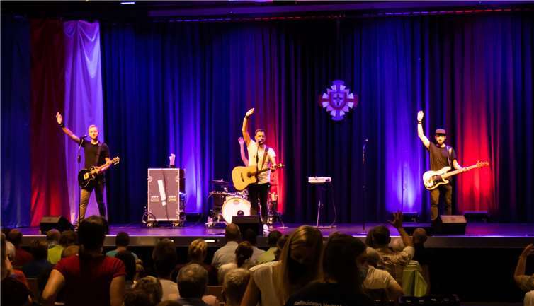 Die Band „Fiasko“ verabschiedet sich nach einem gelungenen Auftritt in der Jungholzhalle.