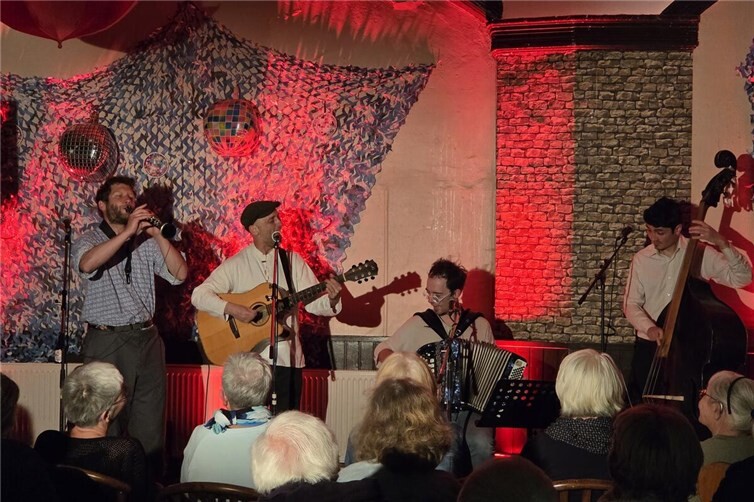 Die Band „GANIFIM“ begeisterte das Publikum in der ehemaligen Gaststätte Bolz mit temporeicher Folklore vom Balkan.