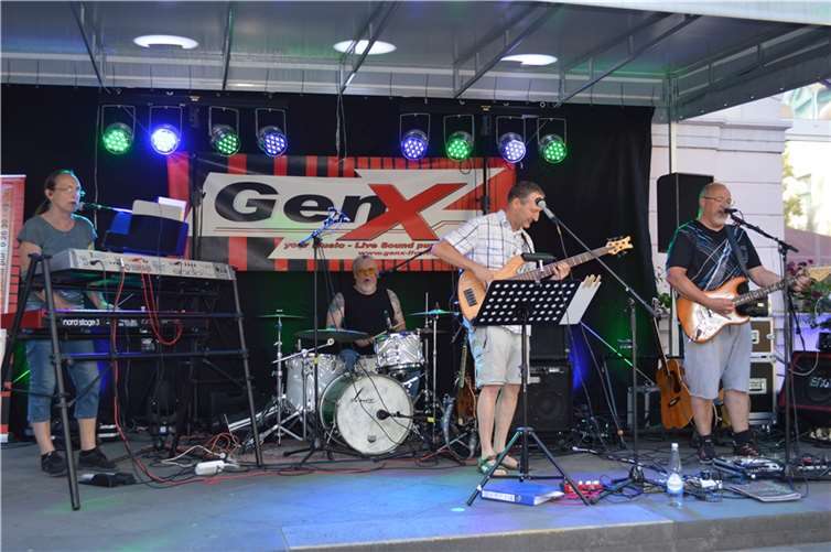Die Band „GenX“ begeisterte das Publikum mit 150 Minuten Hits der vergangenen mehr als vier Jahrzehnte.  Fotos: AB