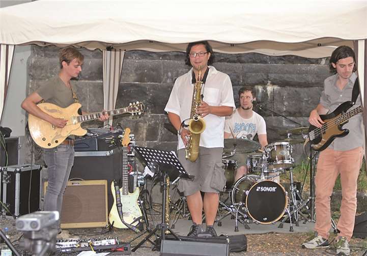 Die Band „Groove Approve“ spielte am Sonntagmittag.