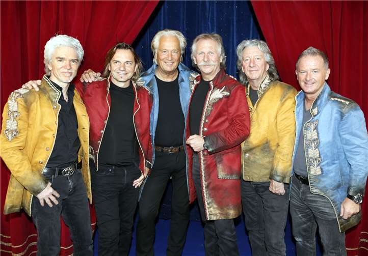 Die Band Hoehner bei der PK zur Hoehner Rockin Roncalli Show: (v.li.) Wolf Simon, Jens Steifling, Hannes Schoener, Henning Krautmacher, John Parsons, Micki Schlaeger im Roncalli Winterquartier in Koeln Muehlheim. Foto: Heinz Unger