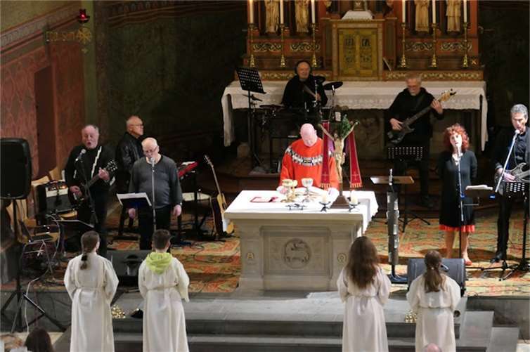 Die Band I.N.R.I. in der Hambucher Kirche. Foto: Edi Reiz