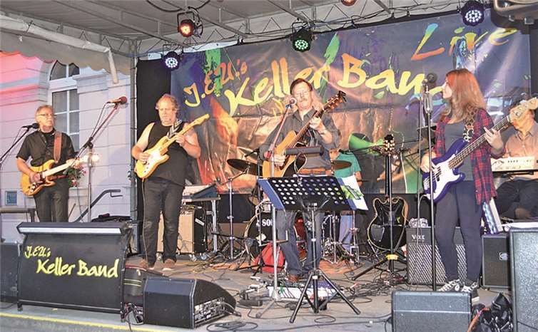 Die Band „J.EU.‘s Kellerband“ sorgte für tolle Stimmung.AB