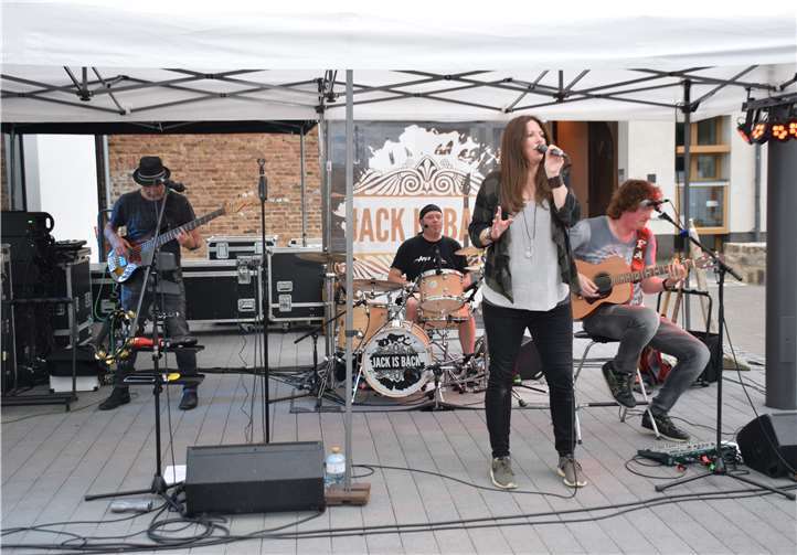 Die Band „Jack is Back“ sorgten für die Rock-Stimmung auf dem Platz.