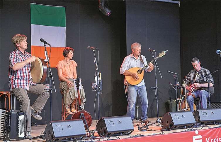 Die Band „Jaunting Cart“ mit (v.l.) Hanns-Georgs Mostert, Catharina Oldecop, Walter Perschul und Mario Mikut machte den musikalischen Auftakt beim irischen Kulturfestival in Rheinbach. VJ