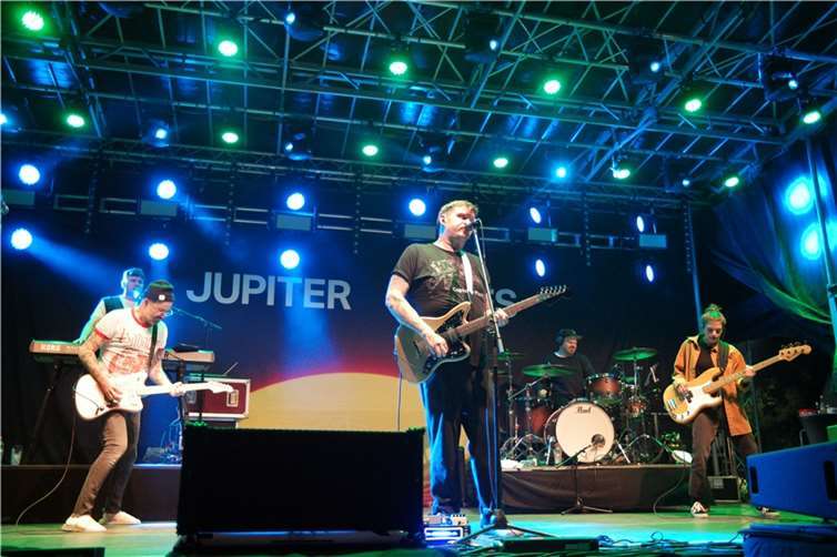 Die Band Jupiter Jones sorgte mit unvergesslichen Melodien und tiefgründigen Texten für Mitsingstimmung im Publikum.  Foto: ND