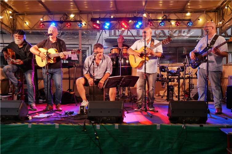 Die Band Los Manolos verbreitete bei der Eröffnung des Linzer Sommerfestivals mit heißen Sommerklängen spanische Lebensfreude auf dem Buttermarkt.  Fotos: CD
