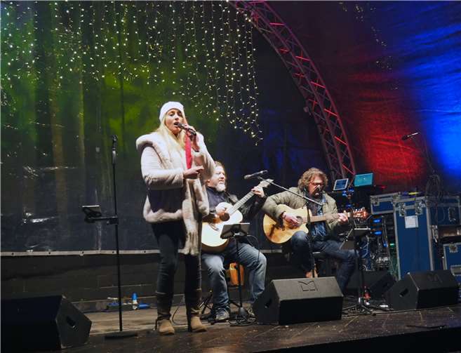 Die Band M sorgt am Freitagabend für Stimmung auf der Bühne am Kirchplatz.  Foto: Stadt Bendorf