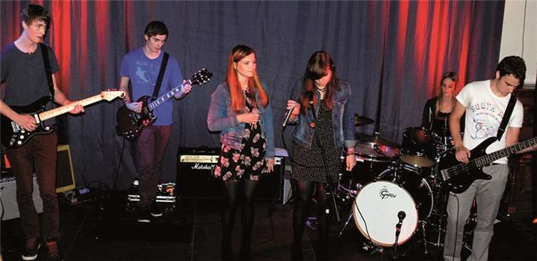 Die Band „Made to Measure“ spielte poppig-rockige Coversounds. -WT-