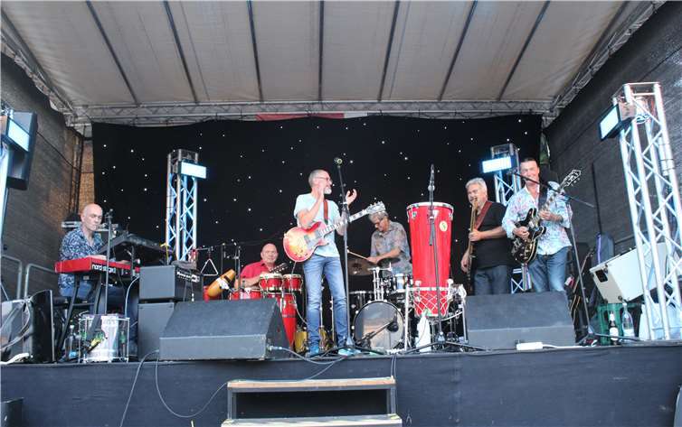 Die Band Menino, mit Frontmann Stephan Maria Glöckner, spielten am Samstagabend.