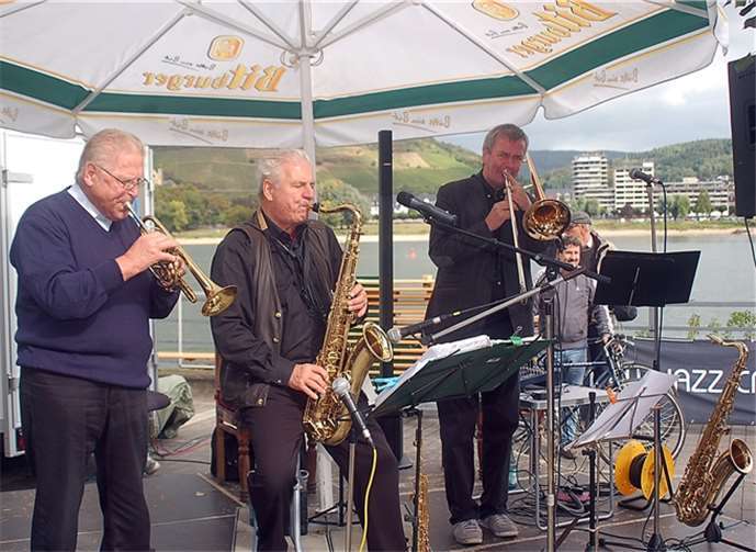 Die Band „New Jazz Cats“ sorgte für die musikalische Stimmung am Rheinufer. Foto: Rü