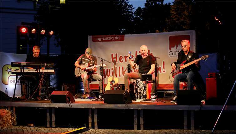 Die Band „Ohne Filter“ aus Bonn sorgte unter anderem für besten Musikgenuss beim Sinziger Weinsommer.Foto: Friedsam