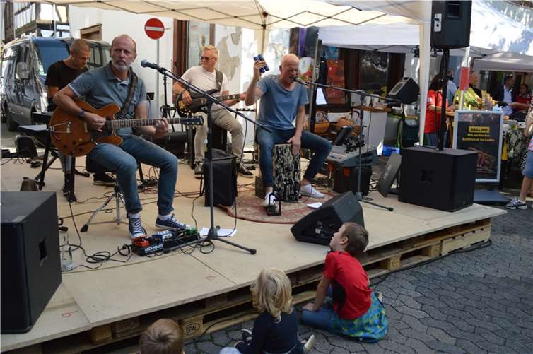 Die Band „Ohne Filter“ holte die Menschen von den Stühlen.  Fotos: AB