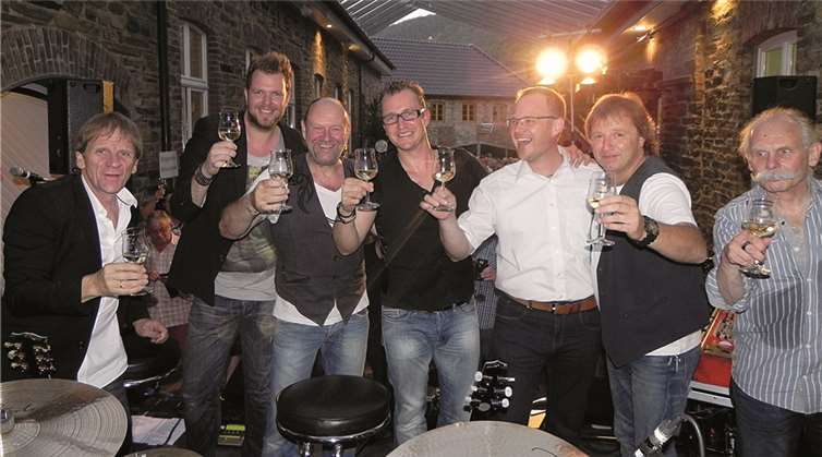 Die Band Paveier prostet dem Publikum zu. privat