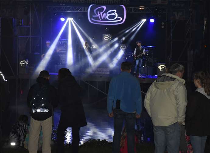 Die Band „Pop nach 8“ spielte auch nach dem Feuerwerk wieder auf der Floßbühne.