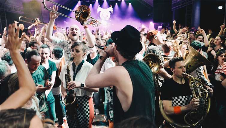 Die Band Querbeat überzeugt mit ihrer mitreißenden Stimmungsmusik. Foto: Michael Winkler