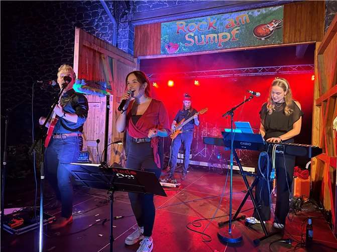 Die Band „Red Dot“- hier bei „Rock am Sumpf 2023“- ist auch in diesem Jahr beim „Feuerzauber in Pasturschs Joarten“ dabei.  Archiv-Foto: VG-Verwaltung Mendig/Stefan Pauly