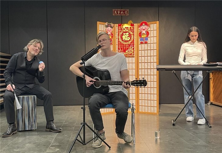 Die Band Reflexum präsentiert ihre eigenen Lieder.