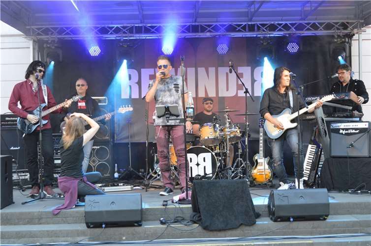 Die Band „Rewinder“ begeisterten beim Lebendigen Marktplatz in Remagen.  Fotos: AB