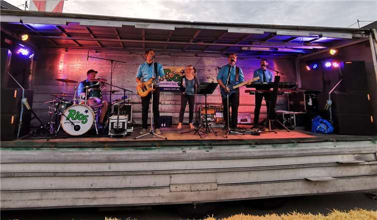 Die Band Rio5 sorgte am Samstagabend für die nötige Partystimmung beim Burfest.Fotos: WER