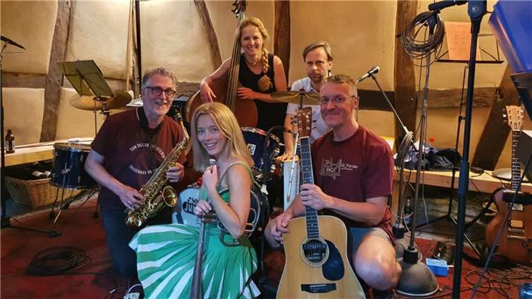 Die Band RottMusic macht groovige Straßenmusik auf dem Altstadtplatz. Quelle: Initiative „Straßenkultur in Rheinbach“