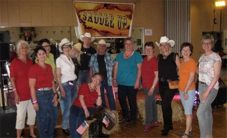 Die „Band Saddle up“ mit den Tänzerinnen.privat