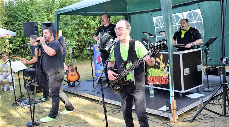 Die Band „Sibbeschuss“ beigeisterte das Publikum mitseiner Musik und besonders mit dem Mitsing-Konzert. Fotos: -EICH-
