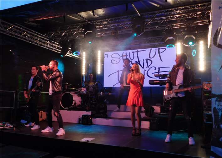 Die Band „Snow“ mit Frontsängerin Lena Hähnlein spielte für das begeisterte Publikum bis tief in die Nacht.Fotos: WR