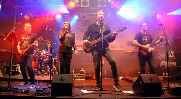 Die Band „T-Time with Lukas“ spielte bekannte Lieder aus den Charts und sorgtedafür, dass sich die Gäste beim Tanzen aufwärmen konnten. Fotos: KER