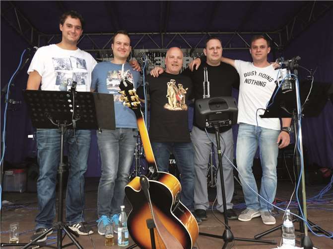 2. Völkerball-Stadtmeisterschaft mit Hobby-Mannschaften und Familien-Teams Die Band „ Tea Empty“.