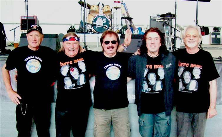Die Band „Terra Nova“ um Schmidty (Bass), Lothar (Leadguitar & Vocal), Ottmar (Keyboard), Paul (Drums & Vocal) und SIM (Leadguitar & Vocal) zelebriert die Musik der 60er und 70er Jahre.privat