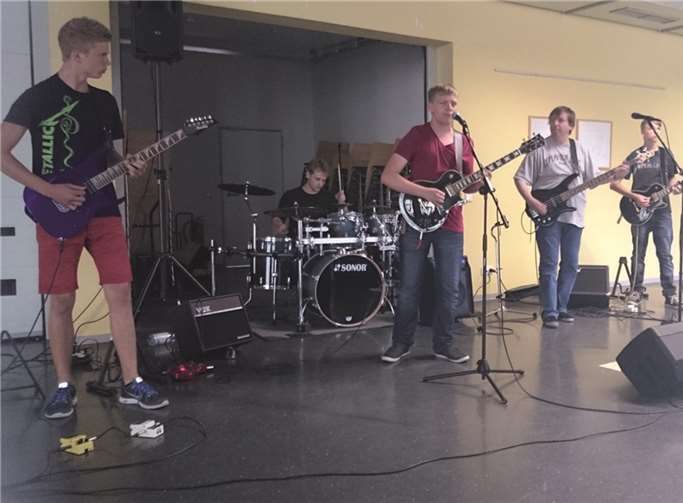 Die Band „The New Weeds“ steht unter Leitung von Mirko Schneider. Privat