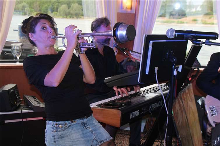 Christian Zock erhielt den Ritterschlag Die Band Top Spin, die schon Auftritte mit einigen großen der Musikszene hatte, unterhielt das Publikum mit viel Schwung und kam bestens an. Auch die Tanzfläche füllte sich immer wieder.