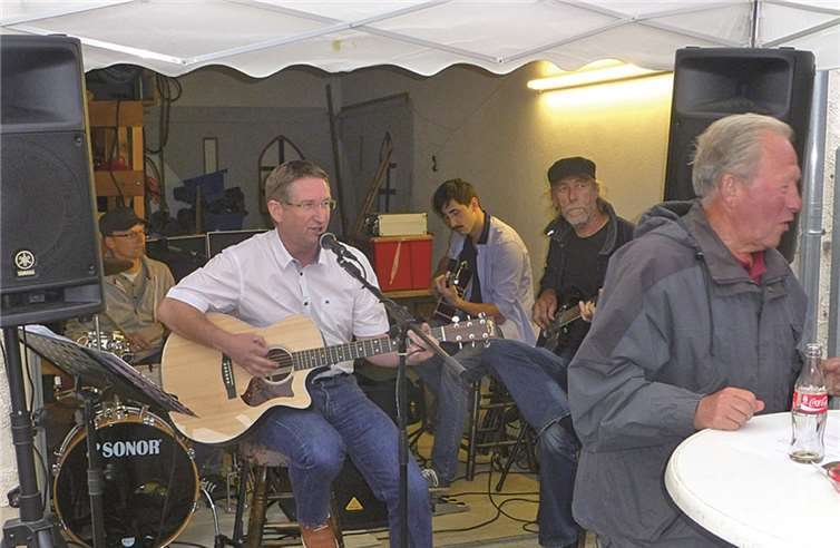 Die Band „Tramprocks“ konnte trotz des schlechten Wetters beim diesjährigen Pfarrfest mit ihrer Musik gute Laune verbreiten. Privat