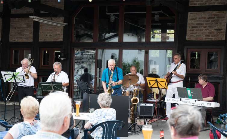 Die Band „Update“ beeindruckte durch perfekt abgestimmtes Spiel bei Standards sowie Improvisationen und Eigenkompositionen.CEW