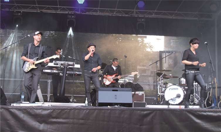 Die Band „Wallstreet“ traf mit ihrer Musik genau den Nerv der Gäste und heizte noch mehr ein. US