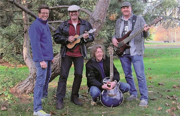 Die Band „Woodstuff“: Drei akustische Gitarren, eine Bassgitarre und vier Stimmen.Privat