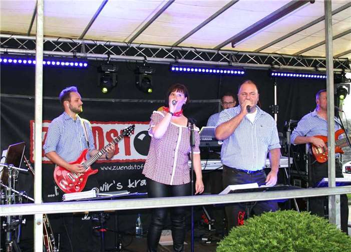 Die Band „Zündstoff“ sorgte bei der Parkfest-Feier für ausgelassene Partystimmung.