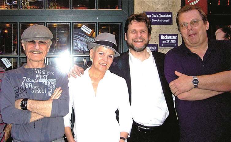 Die Band „listen here“ tritt im Rahmen der Veranstaltungsreihe „Kultur im Hof“ in Rheinbach auf.privat