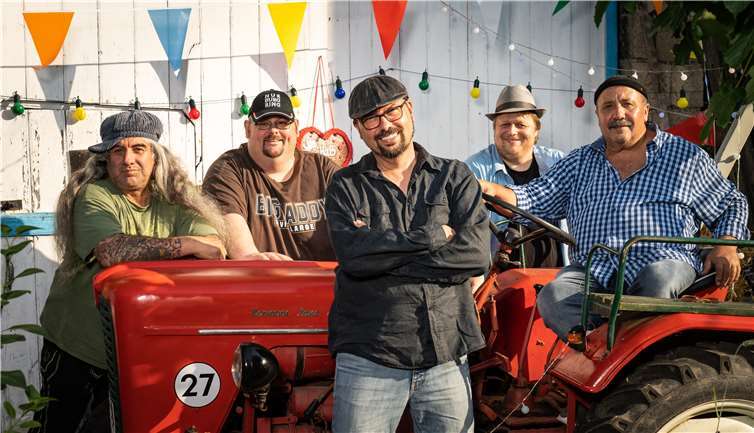 Die Band mit ihrem Markenzeichen, dem roten TraktorFoto: privat