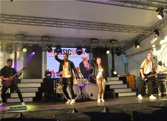 Coverband „Xtreme“ riss das Publikum bei Rhein in Flammen mit Die Band sorgte für mächtigStimmung am Remagener Rheinufer.