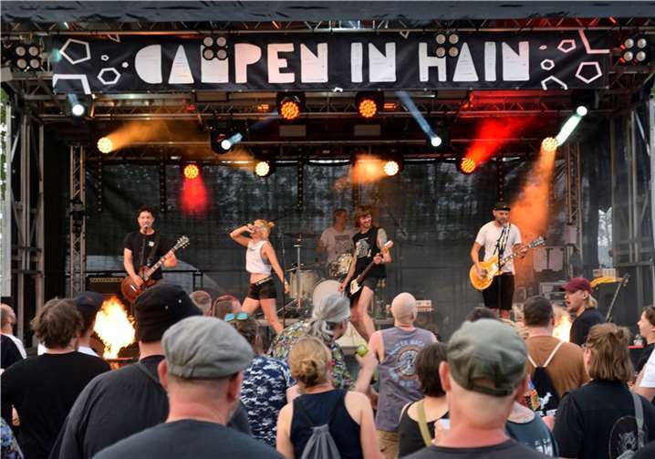 Die Bands heizten dem Publikum ordentlich ein.  Fotos: POE