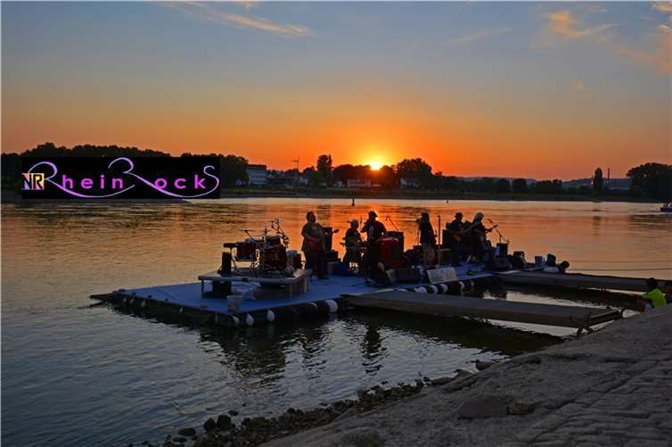 NRheinRocks#3 - Wiedergeburt auf dem Wasser Die Bands spielen auf einer Bühne im Rhein. Foto: Rüdiger Bartz