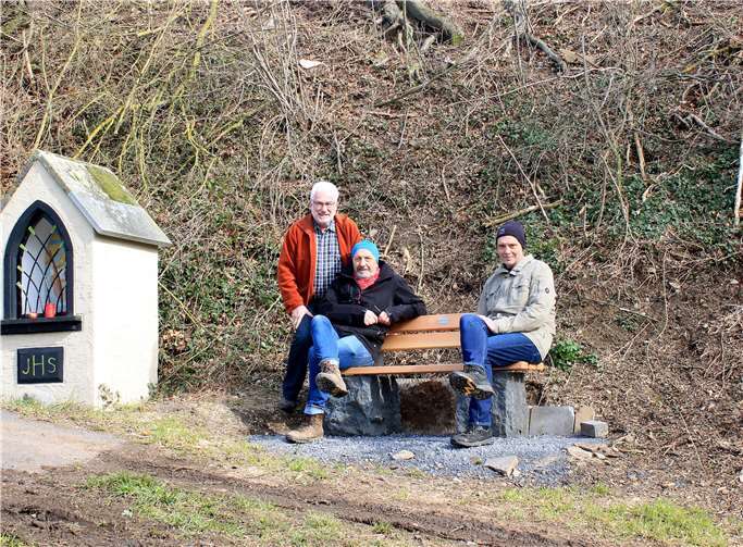 Die Bank auf dem Streckenabschnitt von der Schweppenburg nach Niederlützingen mit Dieter Reuter, Helmut Rosenbaum, Paul Delfs. Fotos: privat