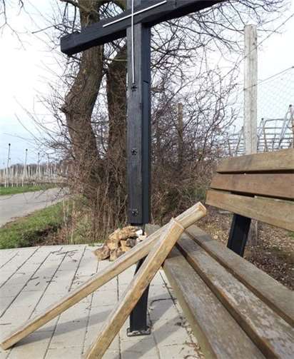 Die Bank des Wegkreuzes wurde beschädigt. Foto: privat