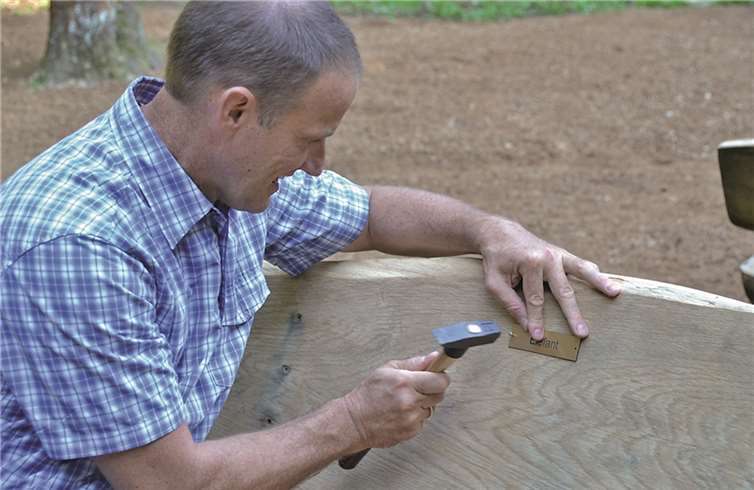 Die Bank sieht wieder aus wie neu - jetzt kommt nur noch das Namensschild dran.