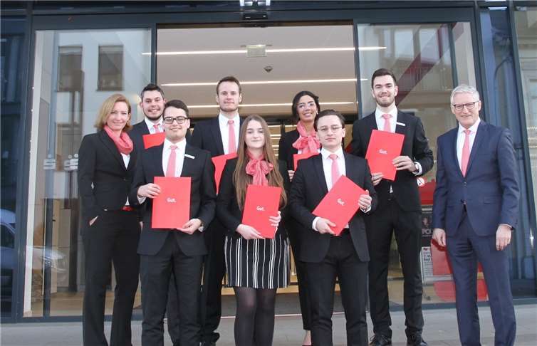 Die Bankkaufleute der Kreissparkasse Ahrweiler mit ihrer Ausbildungsleiterin Katja Figura (links) und dem Vorstandsvorsitzenden Dieter Zimmermann (rechts).